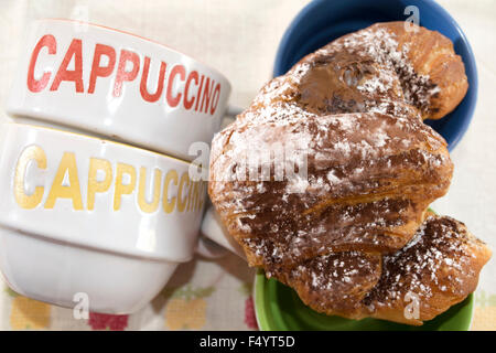 Cappuccino und Schokolade Croissant für ein italienisches Frühstück Stockfoto