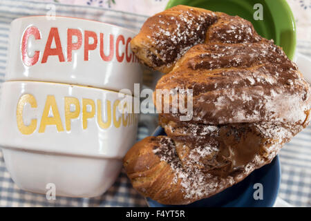 Cappuccino und Schokolade Croissant für ein italienisches Frühstück Stockfoto