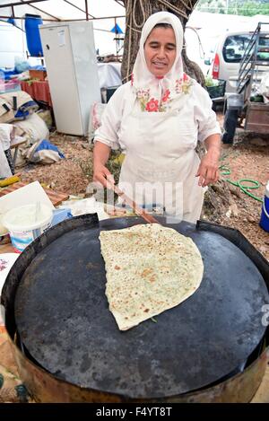 KAS Antalya Türkei Freitagsmarkt traditionellen Pfannkuchen auf einem gusseisernen Grill zubereiten. Stockfoto