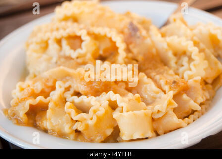 Pasta mit Kürbiscreme und Speck Stockfoto