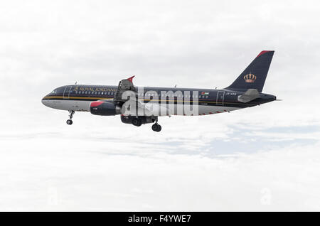 Flugzeug - Airbus A320 - 232 - der - Royal Jordanian - Airline landet am Flughafen Madrid-Barajas - Adolfo Suarez. Stockfoto