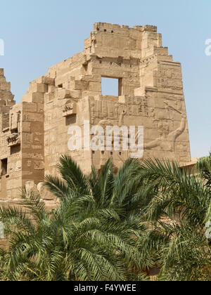 Ansicht des Reliefs auf den ersten Pylon am Tempel des Pharao Ramses III, Medinet Habu, West Bank, Luxor, Ägypten Stockfoto