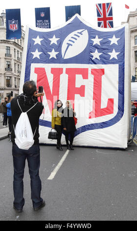 London, UK. 24. Oktober 2015. NFL auf Regent Street - die Länge der großen Shopping Street ist für den Verkehr gesperrt von 11:00 bis 18:00 als Fan Event übernimmt. Feiern am Folgetag NFL-Spiel zwischen Jacksonvile Jaguare und Buffalo Bills im Wembley-Stadion. Spieler beider Mannschaften erscheinen auf der Bühne als auch "NFL Legends" und Persönlichkeiten, London am 24. Oktober 2015 Foto von Keith Mayhew Credit: KEITH MAYHEW/Alamy Live News Stockfoto