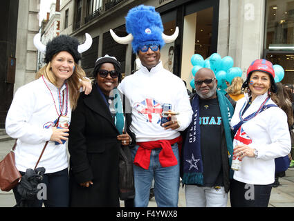 London, UK. 24. Oktober 2015. NFL auf Regent Street - die Länge der großen Shopping Street ist für den Verkehr gesperrt von 11:00 bis 18:00 als Fan Event übernimmt. Feiern am Folgetag NFL-Spiel zwischen Jacksonvile Jaguare und Buffalo Bills im Wembley-Stadion. Spieler beider Mannschaften erscheinen auf der Bühne als auch "NFL Legends" und Persönlichkeiten, London am 24. Oktober 2015 Foto von Keith Mayhew Credit: KEITH MAYHEW/Alamy Live News Stockfoto