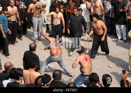 Lahore. 24. Oktober 2015. Pakistanische schiitische Muslime flagellate selbst bei einem Umzug anlässlich der Feiertag Ashura im östlichen Pakistan Lahore, 24. Oktober 2015. Ashura ist dem jährlichen schiitischen Muslime Gedenken markieren den Tod von Imam Hussein, dem Enkel des Propheten Muhammad im 7. Jahrhundert Schlacht von Karbala. © Jamil Ahmed/Xinhua/Alamy Live-Nachrichten Stockfoto