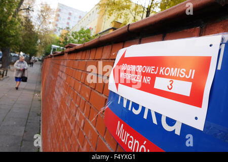 Warschau, Polen - Sonntag, 25. Oktober 2015 - nationalen Parlamentswahlen - Wahllokal Ortseingangsschild außerhalb einer Schule in der Muranow Bezirk von Warschau. Umfragen deuten darauf hin, dass das Recht des Zentrums "Recht und Gerechtigkeit" ("Prawo ich Sprawiedliwość"-Partei PiS) derzeit in der Opposition sind voran in den Umfragen. Stockfoto