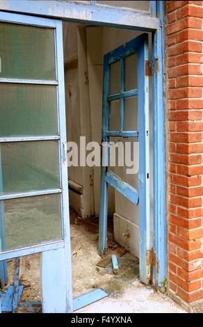 Die gebrochenen Türrahmen eines verlassenen und verfallenen Gebäudes Stockfoto