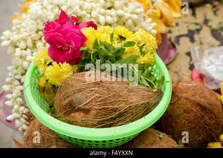 Angebote für ein Gebet in Parthasarathy Tempel, Chennai, Tamil Nadu, Indien, Asien Stockfoto