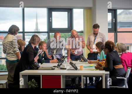 Die unternehmerisch-Spark Kleinunternehmen Trainingstag am Trinity Quay, Bristol - eine Brainstorming-Sitzung-UK Stockfoto