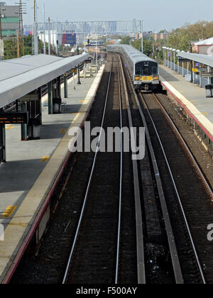 Ein Long Island Railroad Zug zieht sich aus der Woodside, Queens Station geleitet zur Penn Station in Manhattan, NYC. Stockfoto