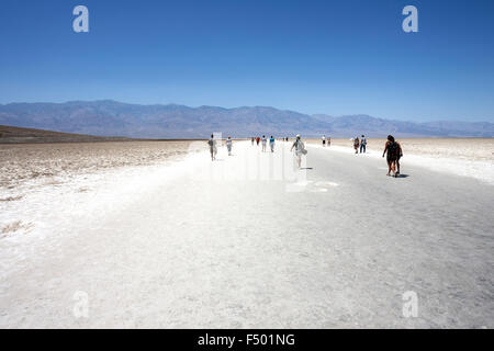 Passanten Badwater Basin Salzpfanne, tiefsten Punkt in Nordamerika links Panamint Range, schwarzen Berge, Death Valley Stockfoto