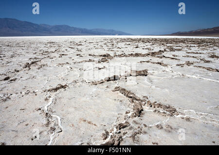 Salzkruste in Badwater Basin Salzpfanne, tiefsten Punkt in Nordamerika, Death Valley, Panamint Range links, schwarze Berge Stockfoto