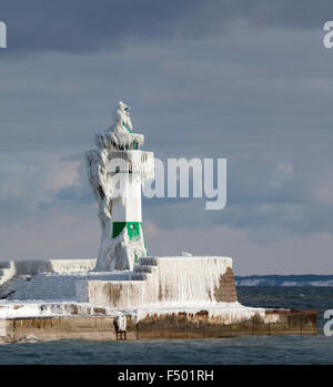 Eisige Leuchtturm im Hafen, Ostsee, Sassnitz, Rügen, Mecklenburg-Western Pomerania, Deutschland Stockfoto