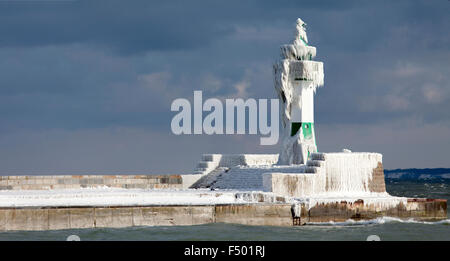 Eisige Leuchtturm im Hafen, Ostsee, Sassnitz, Rügen, Mecklenburg-Western Pomerania, Deutschland Stockfoto