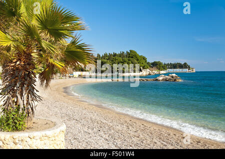 Kieselstrand in Split, Kroatien, Europa, befindet sich nahe dem Stadtzentrum an der Südseite der Halbinsel Marjan Stockfoto