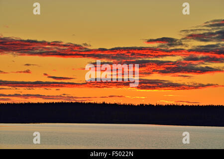 Sonnenuntergang Himmel über Ennadai Lake, arktischen Haven Lodge am Ennadai Lake, Manitoba, Kanada Stockfoto