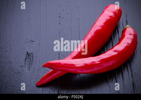 Rote Chilischote auf schwarzem Hintergrund, Nahaufnahme. Stockfoto