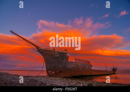 Restos De La Fragata Inglesa Lonsdale, Region de Magallanes, Chile. Schiff am Strand Stockfoto