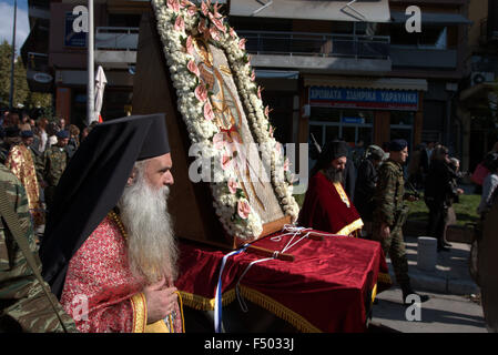 Thessaloniki, Griechenland 25. Oktober 2005.  Die Prozession der heiligen Ikone der Heiligen Demetrius.  Die Prozession und die Litanei der heiligen Ikone und Reliquien des Heiligen Demetrius fand in Thessaloniki, Nordgriechenland. Saint Demetrius ist ein christlicher Märtyrer des frühen 4. Jahrhundert n. Chr. und dem Schutzpatron der Stadt Thessaloniki.  Bildnachweis: Orhan Zolak / Alamy Live News Stockfoto