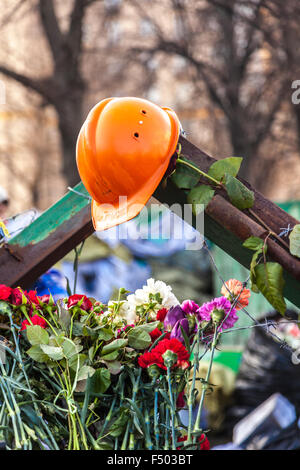 Kiew, UKRAINE - 24. Februar 2014: Massenproteste gegen die Regierung in Kiew, Ukraine. Kiew nach zwei Tagen der gewalttätigen Auseinandersetzungen betwee Stockfoto