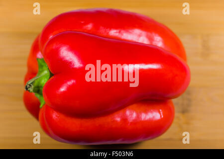 Rote Paprika auf Holztisch Stockfoto