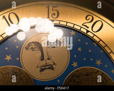 Mensch auf dem Mond auf einer alten Standuhr Stockfoto