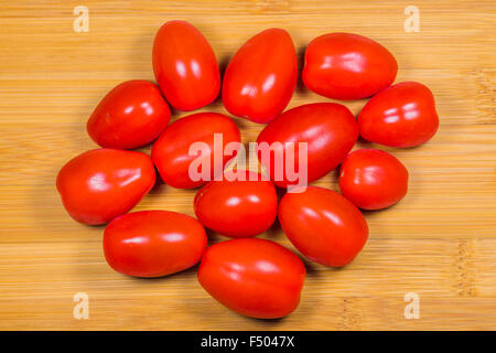 Tomaten-Filiale auf dem Holz Hintergrund Stockfoto