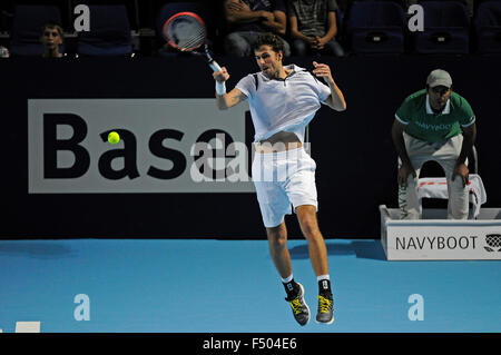 Basel, Schweiz. 25. Oktober 2015. Basel Schweizer Indoor Tennis Championships. Tag eins. Robin Haase in Aktion in der Partie zwischen Robin Haase von den Niederlanden und Benjamin Becker Deutschland Kredit: Action Plus Sport/Alamy Live News Stockfoto