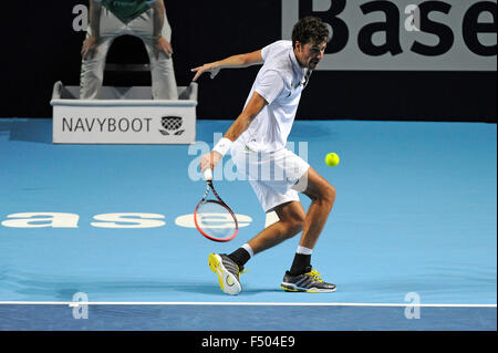 Basel, Schweiz. 25. Oktober 2015. Basel Schweizer Indoor Tennis Championships. Tag eins. Robin Haase in Aktion in der Partie zwischen Robin Haase von den Niederlanden und Benjamin Becker Deutschland Kredit: Action Plus Sport/Alamy Live News Stockfoto