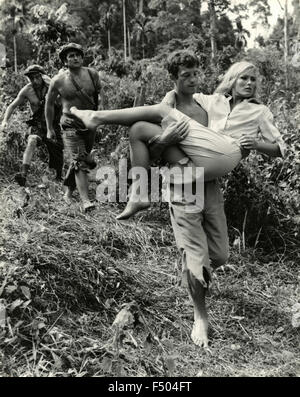 Der Schauspieler Jean-Paul Belmondo und Ursula Andress in einer Szene aus dem Film "The Man from Hong Kong" (Les Tribulations d ' un Chinois En Chine), Frankreich Stockfoto