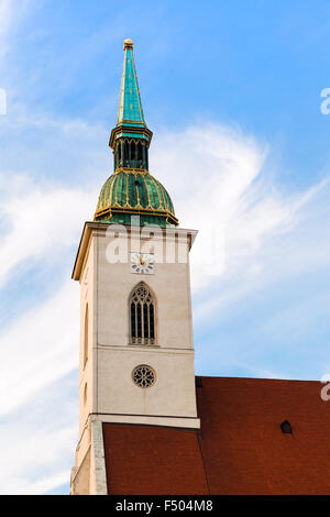 Reisen Sie nach Bratislava City - Glockenturm der Kathedrale des Heiligen Martin in Bratislava Stockfoto