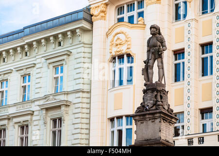 Reisen Sie nach Bratislava City - Maximilian-Statue auf Roland Fountain am Hauptplatz (Hlavne Namestie) in der Altstadt von Bratislava Stockfoto