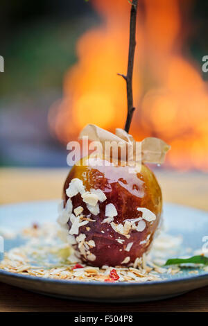 Toffee Äpfel und ein Lagerfeuer im Hintergrund Stockfoto