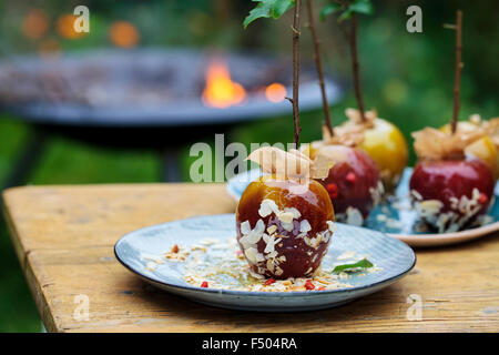 Toffee Äpfel und ein Lagerfeuer im Hintergrund Stockfoto