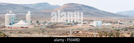 PRIESKA, Südafrika - 24. August 2015: Sunrise Panorama des Industriegebiets in Prieska in der Northern Cape Provinz von Sou Stockfoto