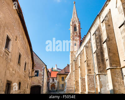 Reisen Sie nach Bratislava City - mittelalterliche Häuser, Kloster des Ordens St. Clare Nonnen (Klarissen) an der Farská Street und Schloss auf Stockfoto