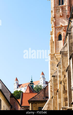 Reisen Sie nach Bratislava City - Blick auf Bratislava Burg von Farská Straße Stockfoto