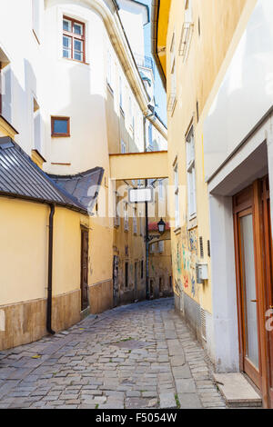 Reisen nach Bratislava-Stadt - schmale steinerne Bastova Straße in Bratislava Stockfoto