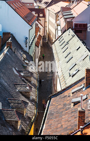 Reisen Sie nach Bratislava Stadt - oben Blick auf engen Bastova Straße mit Häusern in Bratislava. Stockfoto