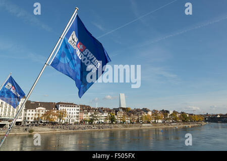 Basel, Schweiz. 25. Oktober 2015. Einige Fahnen hängen von der Brücke über den Rhein in Basel die Schweizer indoor Tennis Championships, Schweiz zu werben. Die Schweizer Indoor Tennis Championships starten am 26. Oktober 2015 Credit: Stephen Allen/Alamy Live News Stockfoto