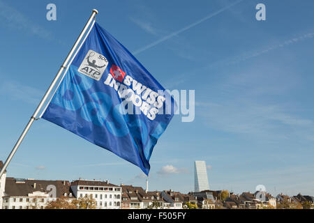 Basel, Schweiz. 25. Oktober 2015. Einige Fahnen hängen von der Brücke über den Rhein in Basel die Schweizer indoor Tennis Championships, Schweiz zu werben. Die Schweizer Indoor Tennis Championships starten am 26. Oktober 2015 Credit: Stephen Allen/Alamy Live News Stockfoto