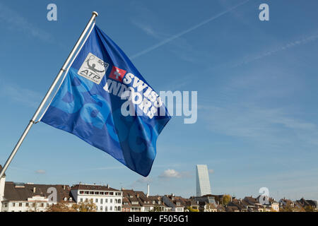 Basel, Schweiz. 25. Oktober 2015. Eine Flagge hängt von der Brücke über den Rhein in Basel die Schweizer indoor Tennis Championships, Schweiz zu werben. Die Schweizer Indoor Tennis Championships starten am 26. Oktober 2015 Credit: Stephen Allen/Alamy Live News Stockfoto