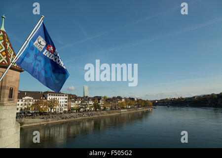 Basel, Schweiz. 25. Oktober 2015. Eine Flagge hängt von der Brücke über den Rhein in Basel die Schweizer indoor Tennis Championships, Schweiz zu werben. Die Schweizer Indoor Tennis Championships starten am 26. Oktober 2015 Credit: Stephen Allen/Alamy Live News Stockfoto