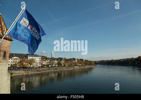 Basel, Schweiz. 25. Oktober 2015. Eine Flagge hängt von der Brücke über den Rhein in Basel die Schweizer indoor Tennis Championships, Schweiz zu werben. Die Schweizer Indoor Tennis Championships starten am 26. Oktober 2015 Credit: Stephen Allen/Alamy Live News Stockfoto