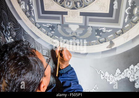 Künstler Malerei einen großen Thangka in einem der Kunst Schulen in der Nähe von boudnath Stupa Stockfoto