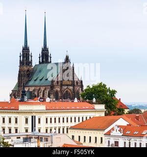 fahren Sie nach Brünn Stadt - Häuser und Cathedral of St. Peter und Paul in Brünn, Tschechische Stockfoto