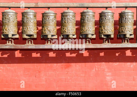 Buddhistische gebetsmühlen vor einer roten Wand bei Swayambhunath Stupa, der Affe Tempel Stockfoto