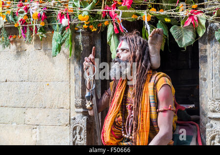 Sadhu, Heiliger Mann, Yoga gegenüber dem burning Ghats in der Nähe von Pashupatinath Tempel Stockfoto