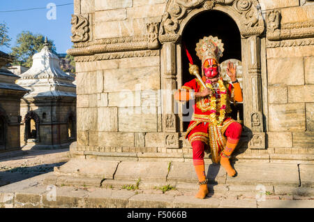 Künstler, verkleidet als Gott haniuman, am brennenden Ghats in der Nähe von Pashupatinath Temple posing Stockfoto