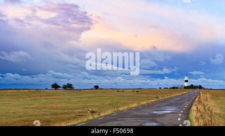 Sonnenaufgang hinter den Wolken @ groß John Leuchtturm, Ottenby, Öland, Schweden Stockfoto